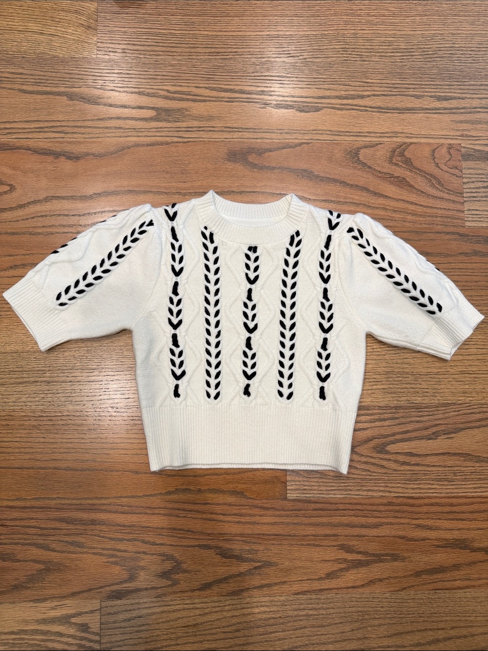 Commense White Short-Sleeve Crewneck Sweater with Black Knit Accents